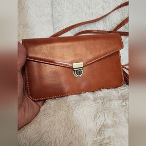 Elegant Tan Leather Crossbody Bag